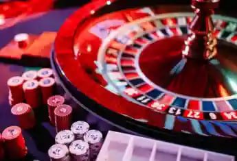 Pengguna ponsel membaca privasi data akun
